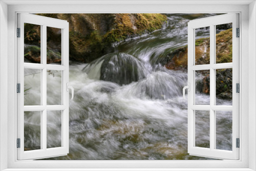 Fototapeta Naklejka Na Ścianę Okno 3D - Water rushing over rocks 