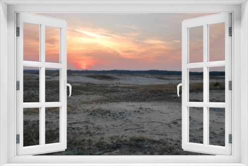 Fototapeta Naklejka Na Ścianę Okno 3D - Zachód słońca nad pustynnym, suchym terenem, pusto, nikogo, niebo w ognistych barwach