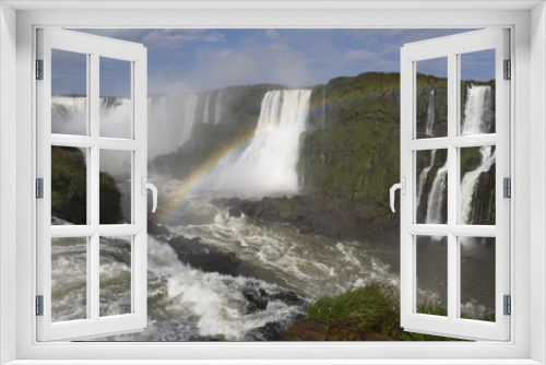 Fototapeta Naklejka Na Ścianę Okno 3D - Arco iris nas Cataratas do Iguaçu no Brasil. queda d'água de cachoeira. 
