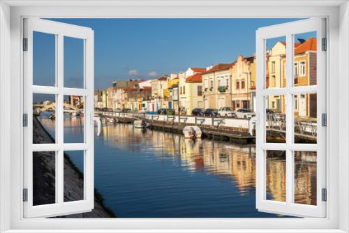 Fototapeta Naklejka Na Ścianę Okno 3D - Canal de São Roque in the city of Aveiro, Portugal, flanked by colorful houses, boats anchored and in the background a moliceiro to pass under the bridge of Carcavelos.