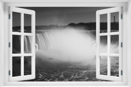Fototapeta Naklejka Na Ścianę Okno 3D - Black and white picture of ship in the mist of Niagara Falls waterfall