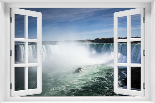 Fototapeta Naklejka Na Ścianę Okno 3D - Ship close to Niagara Falls waterfall