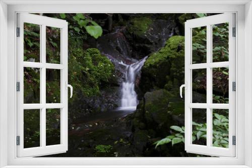 Fototapeta Naklejka Na Ścianę Okno 3D - 숲속의 작은 폭포