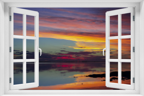 Fototapeta Naklejka Na Ścianę Okno 3D - Colorful sunset on the lakeshore in Carhue, Argentina