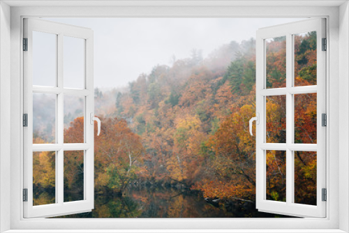 Fototapeta Naklejka Na Ścianę Okno 3D - Fog and autumn color on the James River, from the Blue Ridge Parkway in Virginia.