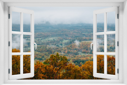 Fototapeta Naklejka Na Ścianę Okno 3D - Foggy autumn view from the Blue Ridge Parkway, in Virginia.