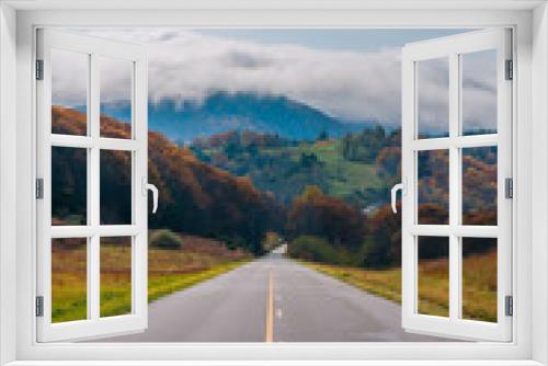 Fototapeta Naklejka Na Ścianę Okno 3D - The Blue Ridge Parkway and fog over mountains in Virginia.