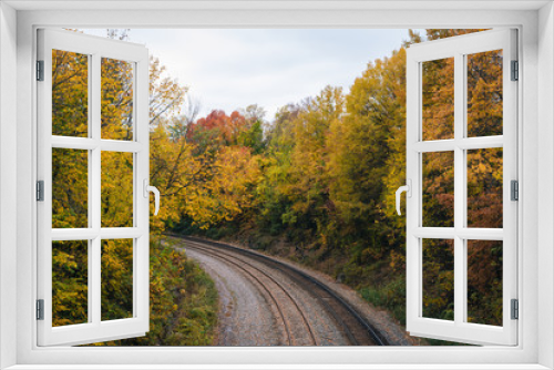 Fototapeta Naklejka Na Ścianę Okno 3D - Fall color and railroad tracks in Remington, Baltimore, Maryland