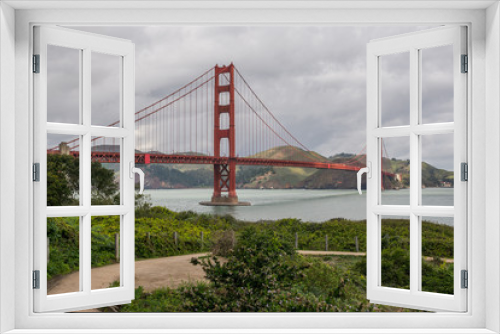 Fototapeta Naklejka Na Ścianę Okno 3D - Golden Gate bridge in cloudy day