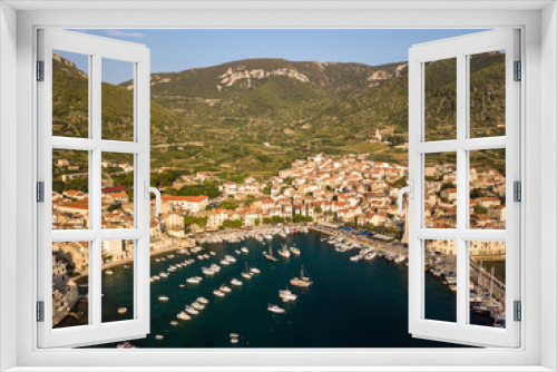 Fototapeta Naklejka Na Ścianę Okno 3D - Insel Vis, Komiza, in Kroatien an der Adria, Luftaufnahme der Bucht mit Bergen im Hintergrund