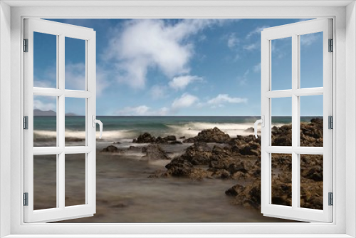 Fototapeta Naklejka Na Ścianę Okno 3D - Strand Playa de Orzola auf Lanzarote mit Felsen langzeitbelichtet