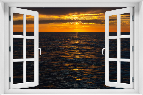 Fototapeta Naklejka Na Ścianę Okno 3D - beautiful sunset on the sea hot summer.