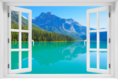 Fototapeta Naklejka Na Ścianę Okno 3D - Emerald Lake in Yoho National Park, BC, Canada 