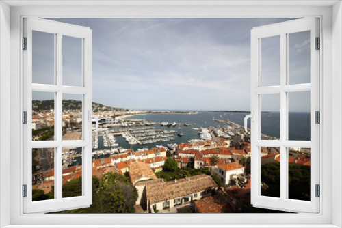 Francia,Cannes, il porto turistico e la città.