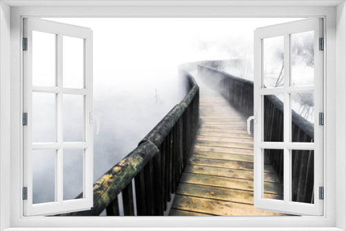 Fototapeta Naklejka Na Ścianę Okno 3D - Entre la Niebla