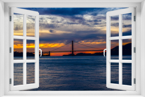 Fototapeta Naklejka Na Ścianę Okno 3D - Sunset behind the Golden Gate