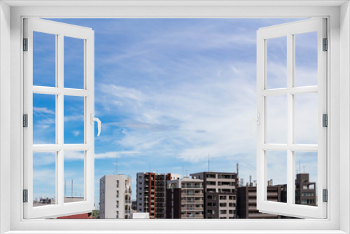 Fototapeta Naklejka Na Ścianę Okno 3D - ビルと背景に青い空が広がる東京の風景