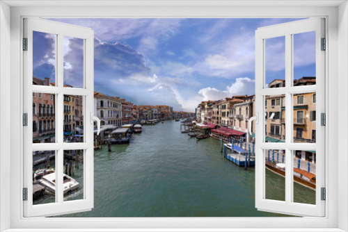 Fototapeta Naklejka Na Ścianę Okno 3D - Canal Grande di Venezia, con cielo nuvoloso, tra gondole e turisti
