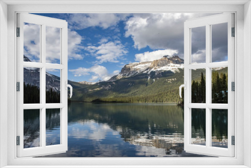 Fototapeta Naklejka Na Ścianę Okno 3D - Emerald Lake is located in Yoho National Park, British Columbia, Canada. It is the largest of Yoho's 61 lakes and ponds, as well as one of the park's premier tourist attractions.