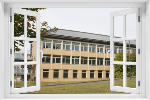 Fototapeta Naklejka Na Ścianę Okno 3D - Schulgelände, Schulhaus, Schulgebäude Schulhof