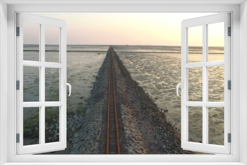 Fototapeta Naklejka Na Ścianę Okno 3D - Lorenbahn im Wattenmeer
