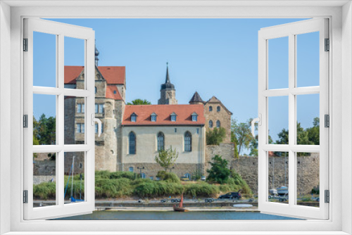 Fototapeta Naklejka Na Ścianę Okno 3D - Schloss Seeburg tront über dem Süßen See in Seeburg