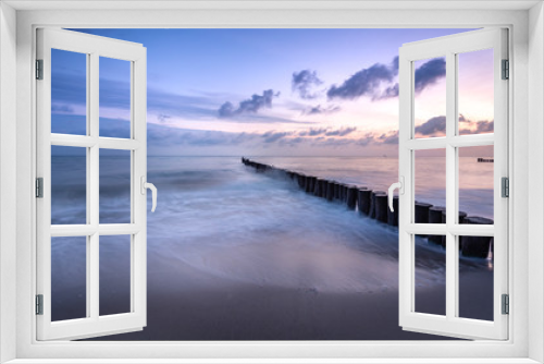 Fototapeta Naklejka Na Ścianę Okno 3D - Wellenbrecher im Meer im Sonnenaufgang