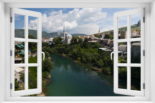 Fototapeta Naklejka Na Ścianę Okno 3D - Bosnia: lo skyline di Mostar, la città vecchia sul fiume Narenta, con vista dei palazzi colorati del vecchio bazar Kujundziluk, il quartiere musulmano, e della moschea Koshi Mehmed Pasha