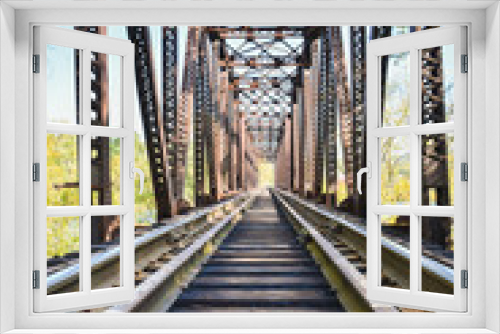 Fototapeta Naklejka Na Ścianę Okno 3D - Looking down thetracks on a train bridge