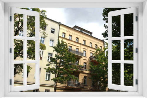 Fototapeta Naklejka Na Ścianę Okno 3D - Grünes Berlin: Altbaufassaden in Mitte, Straßenbäume