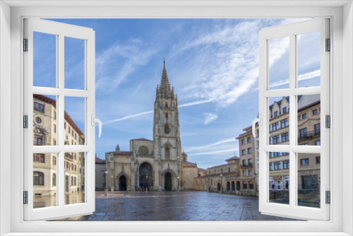 Fototapeta Naklejka Na Ścianę Okno 3D - Fachada de la catedral de Oviedo en Asturias, España 