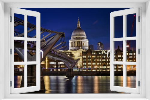 Fototapeta Naklejka Na Ścianę Okno 3D - St Pauls Cathedral and the Millennium Bridge in London, England at night