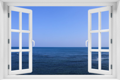 Fototapeta Naklejka Na Ścianę Okno 3D - 青空と青い海を分ける水平線
