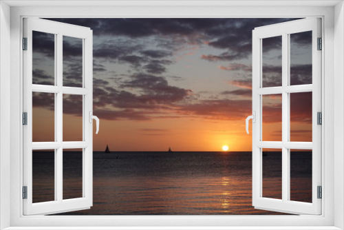 Fototapeta Naklejka Na Ścianę Okno 3D - 地平線に浮かぶ夕日とヨット