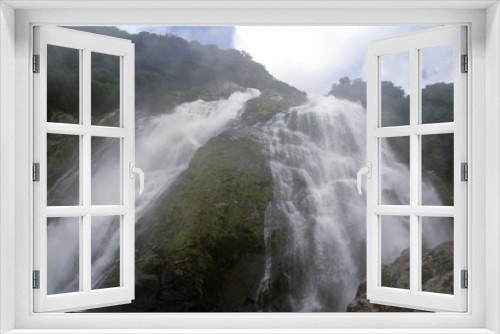 Fototapeta Naklejka Na Ścianę Okno 3D - 屋久島にある大川の滝。台風通過後で水量が多い
