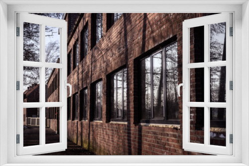 Fototapeta Naklejka Na Ścianę Okno 3D - Alte Fabrik neben kahlen Bäumen