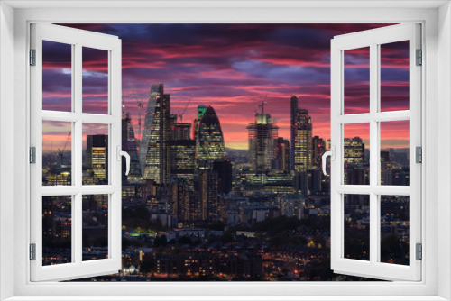 Fototapeta Naklejka Na Ścianę Okno 3D - Die beleuchtete City von London nach Sonnenuntergang am Abend mit rotem Himmel und Wolken, Großbritannien