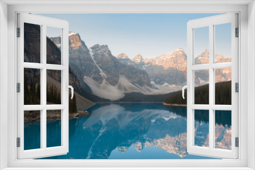 Fototapeta Naklejka Na Ścianę Okno 3D - Beautiful moring at Moraine Lake