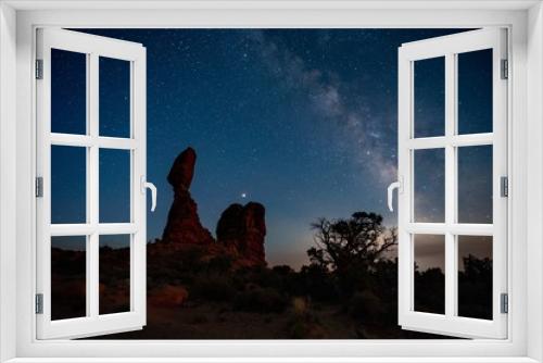 Fototapeta Naklejka Na Ścianę Okno 3D - Galaxy over Balanced Rock