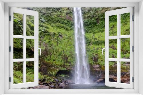 Fototapeta Naklejka Na Ścianę Okno 3D - Cascade chute d'eau nature verte à Pucon au Chili paysage naturel