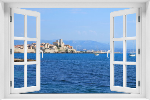 Fototapeta Naklejka Na Ścianę Okno 3D - Magnifique vue panoramique sur la vieille ville fortifiée d'Antibes, Cote d'Azur, France