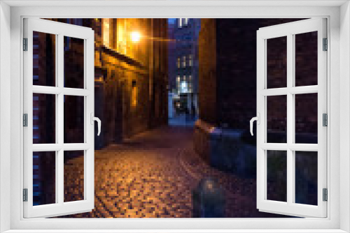 Fototapeta Naklejka Na Ścianę Okno 3D - Narrow night street