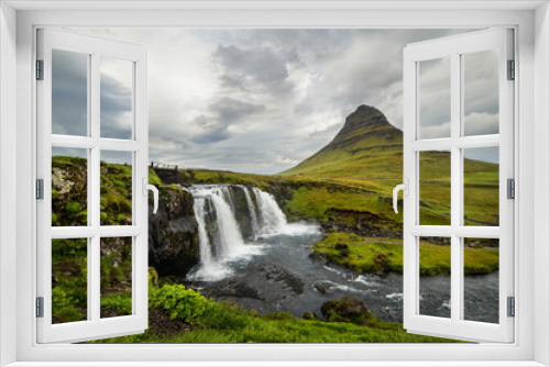 Fototapeta Naklejka Na Ścianę Okno 3D - Kirkjufell waterfall and mountain, an Iceland landscape.