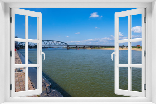 Fototapeta Naklejka Na Ścianę Okno 3D - Die Waal in Nijmegen/NL mit einer Brücke im Hintergrund