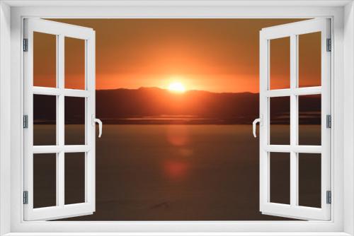 Fototapeta Naklejka Na Ścianę Okno 3D - Mountaintop view of the sunset over the Great Salt Lake in Utah USA