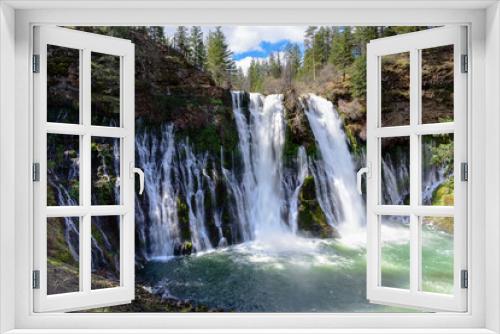 Fototapeta Naklejka Na Ścianę Okno 3D - MacArthur Burney Falls, California, USA