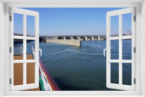 Fototapeta Naklejka Na Ścianę Okno 3D - Schleuse, Donau, Österreich von einem Flusskreuzfahrtschiff
