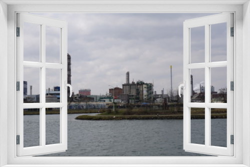 Fototapeta Naklejka Na Ścianę Okno 3D - Linz an der Donau, Industriehafen und Brücken, fotografiert von einem Flusskreuzfahrtschiff im Frühjahr