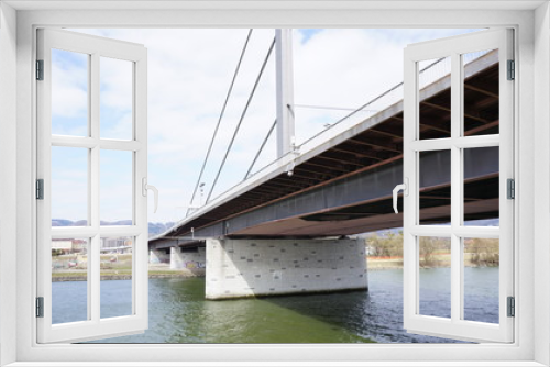 Fototapeta Naklejka Na Ścianę Okno 3D - Linz, Donau, Österreich, Brücken und Brückenpfeiler, fotografiert von eine Flusskreuzfahrtschiff
