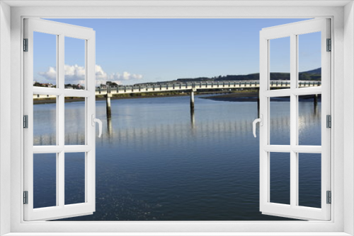 Fototapeta Naklejka Na Ścianę Okno 3D - Raglan Bridge over thew water
